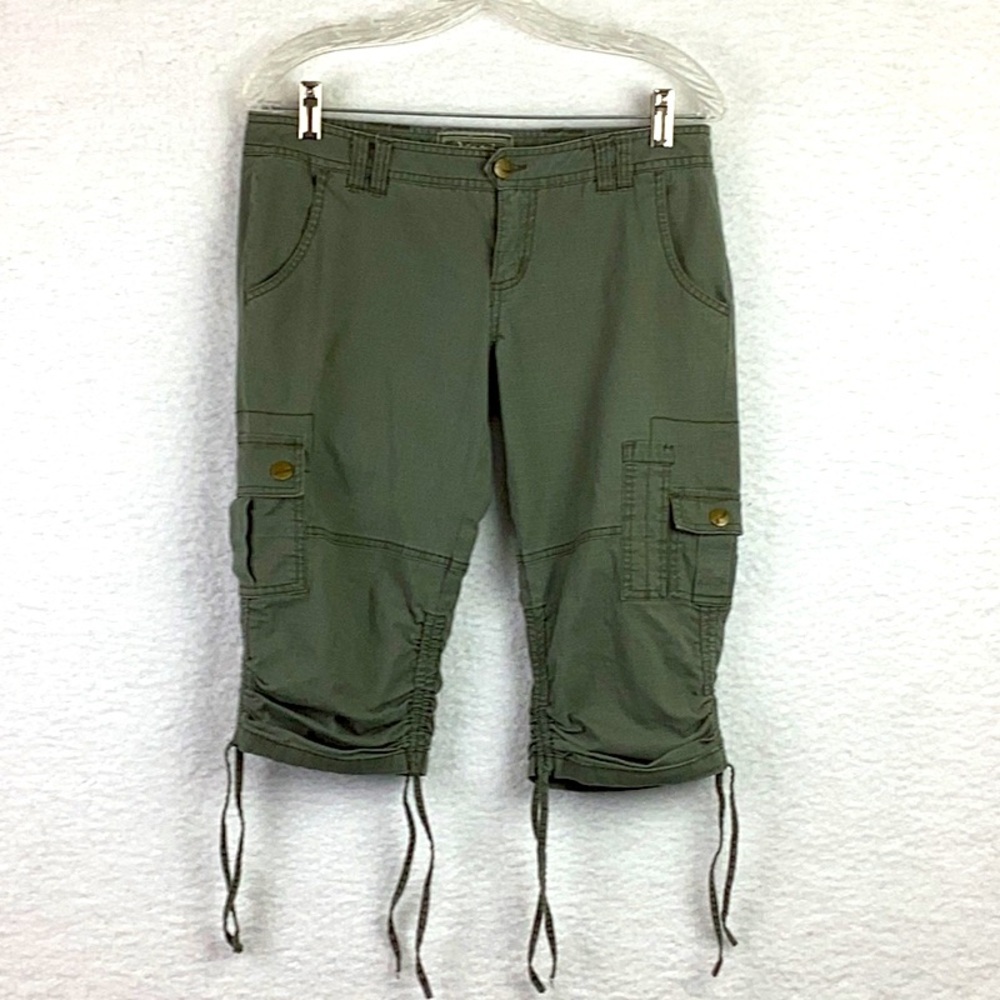 Nori women’s / junior size 7 cargo capris, army green.